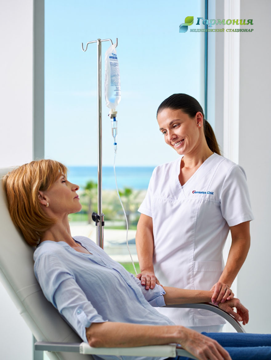 Врач и пациент с капельницей на фоне берега Могилёва