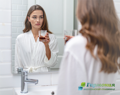 Девушка держит бокал